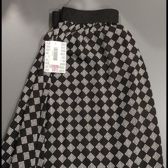 LuLaRoe Lola Skirt Medium Black and white pattern - Picture 1 of 2